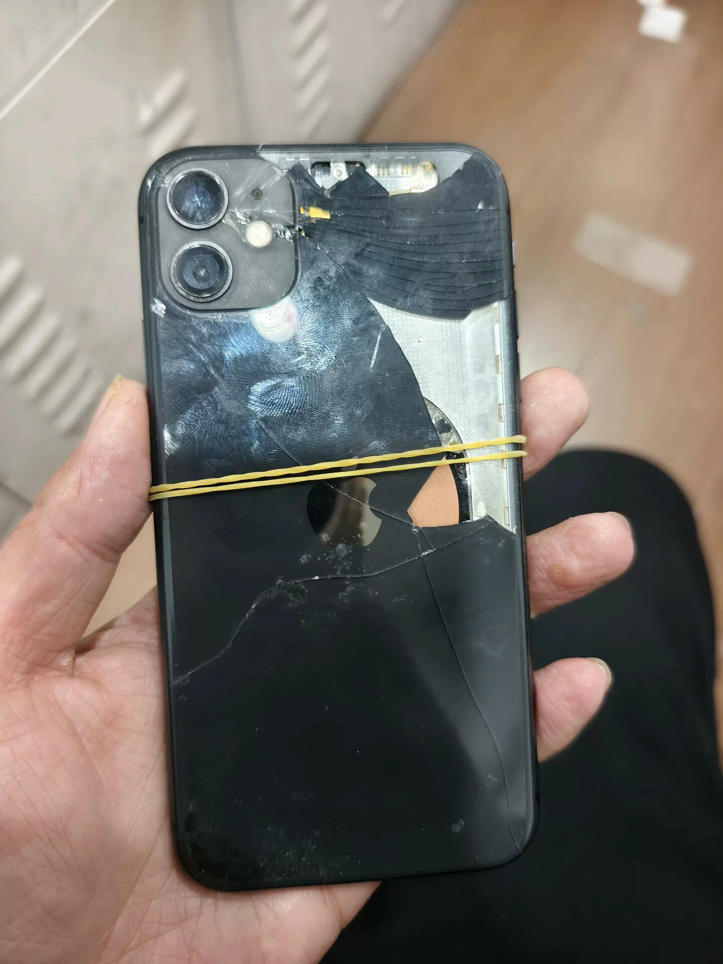 【二手】【爆殺價】iPhone 11 128G 國行 螢幕正常 後蓋碎裂 大花機 面交自取