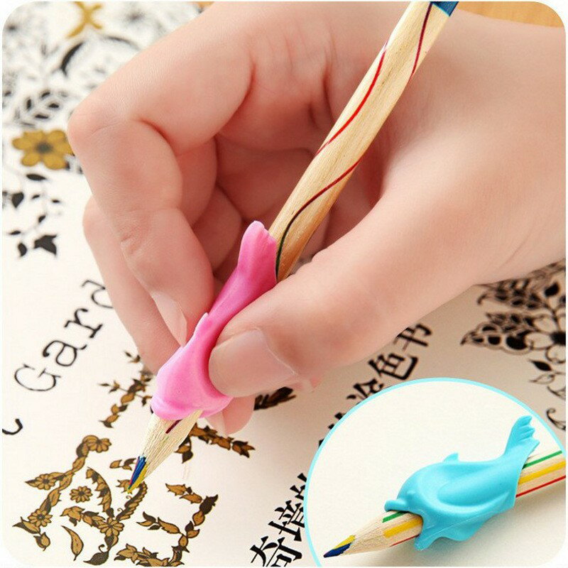 握筆器【E030】台灣出貨 居家 握筆矯正器 練習器 學寫字 鉛筆 寫字 筆套 寫字用品 矽膠小魚握筆器 2