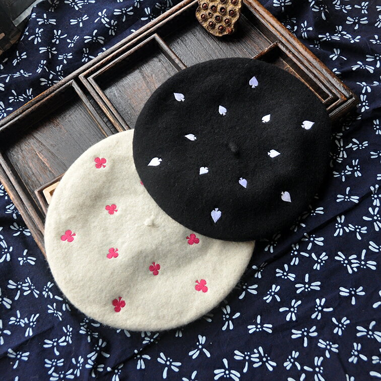 韓版撲克牌刺繡羊毛貝雷帽 毛呢帽畫家帽女 復古文藝學生蓓蕾帽子1入