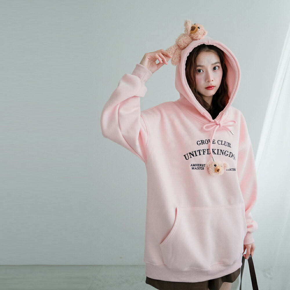 ★限時下殺$690★MIUSTAR帽上立體熊英文字口袋內刷絨大學上衣(共2色)1125預購【NR2407】