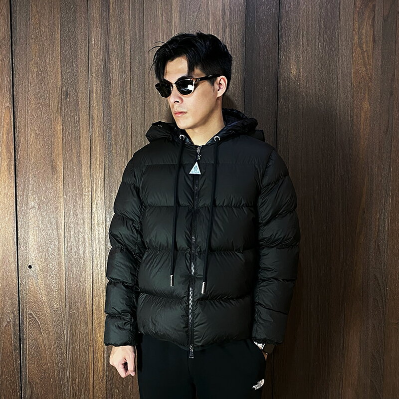 美國百分百【全新真品】MONCLER 羽絨外套 連帽 男款 歐洲精品 保暖 防寒 多功能 logo 夾克 黑色 CU64