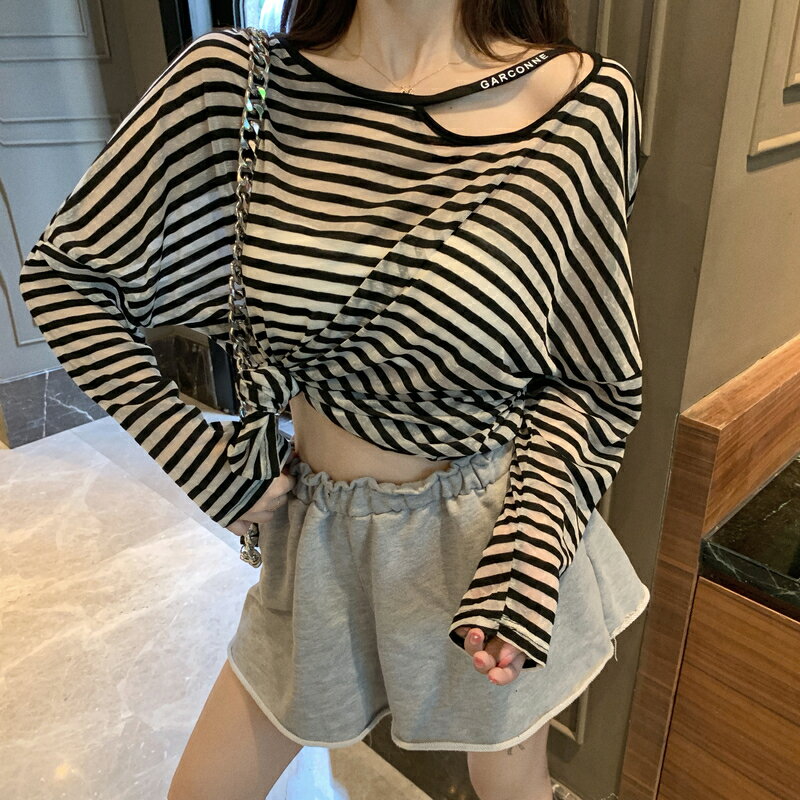 夏季新款小心機鏤空露鎖骨長袖t恤女寬松薄款條紋防曬衫上衣