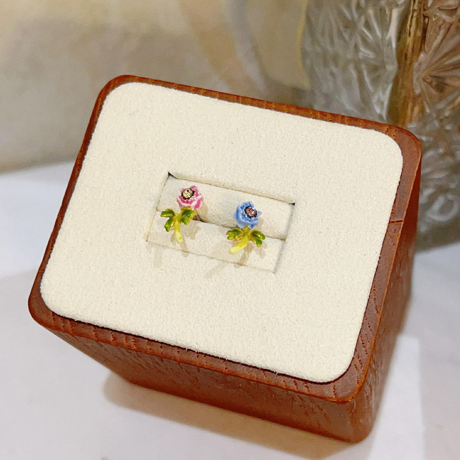 【百貨屋二號】Les Nereides 法國琺瑯首飾品 花吟系列 綻放詩篇 粉花藍花綠葉 不對稱耳環耳釘