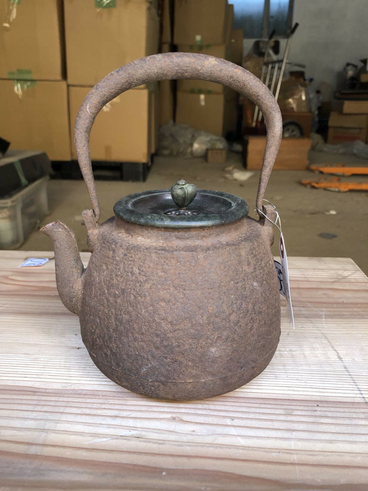 日本回流龍文堂鐵壺一把，年代已久，銅蓋蓋內有款，器型精致容量
