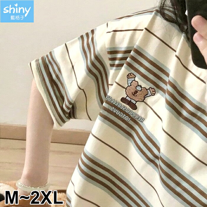 搞怪作風．刺繡舉手熊圖案條紋圓領短T－shiny藍格子【V5138】