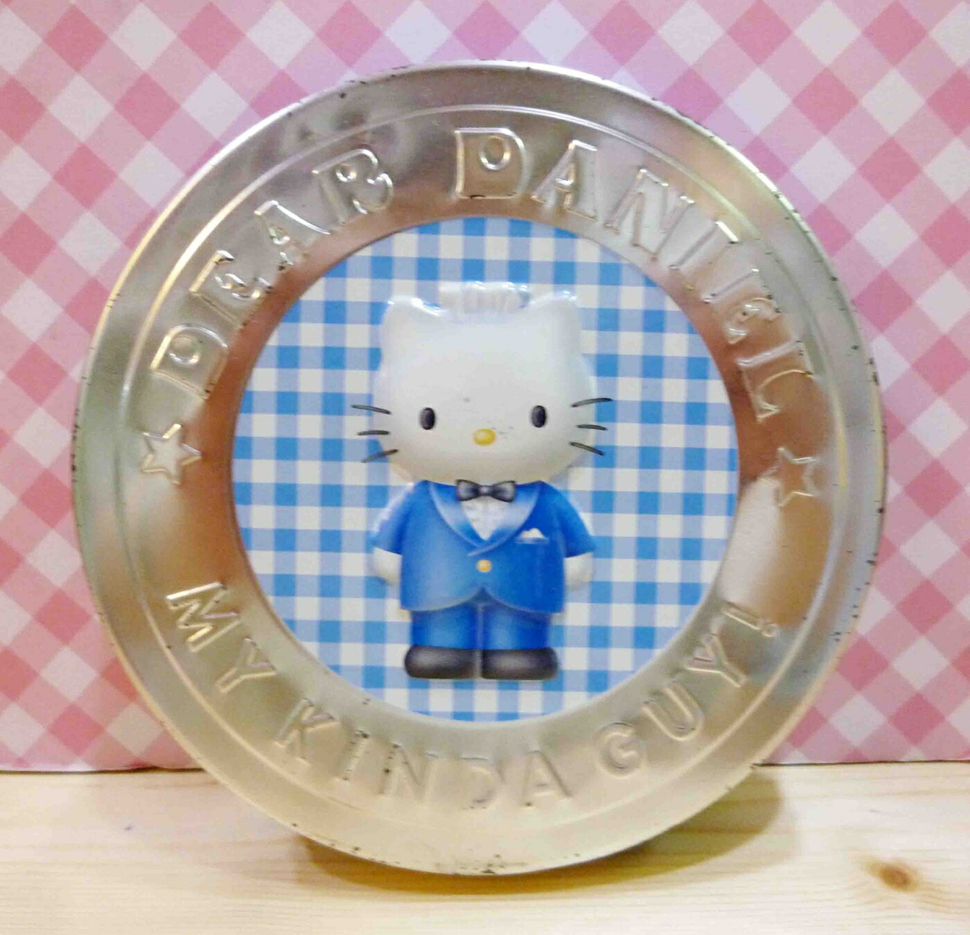 【震撼精品百貨】Hello Kitty 凱蒂貓 HELO KITTY鐵盒-丹尼爾大圓鐵盒-藍西裝 震撼日式精品百貨