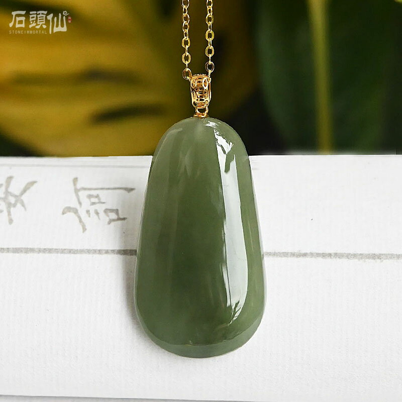 和田玉青玉吊墜女簡約18K金無事牌水滴小眾設計感大青瓜項鏈玉墜