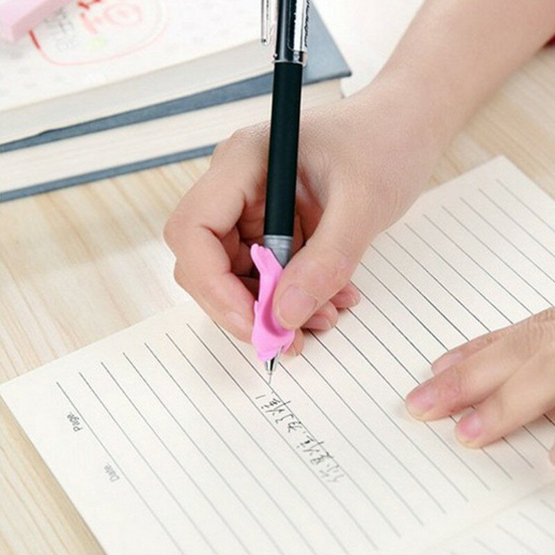 握筆器【E030】台灣出貨 居家 握筆矯正器 練習器 學寫字 鉛筆 寫字 筆套 寫字用品 矽膠小魚握筆器 4
