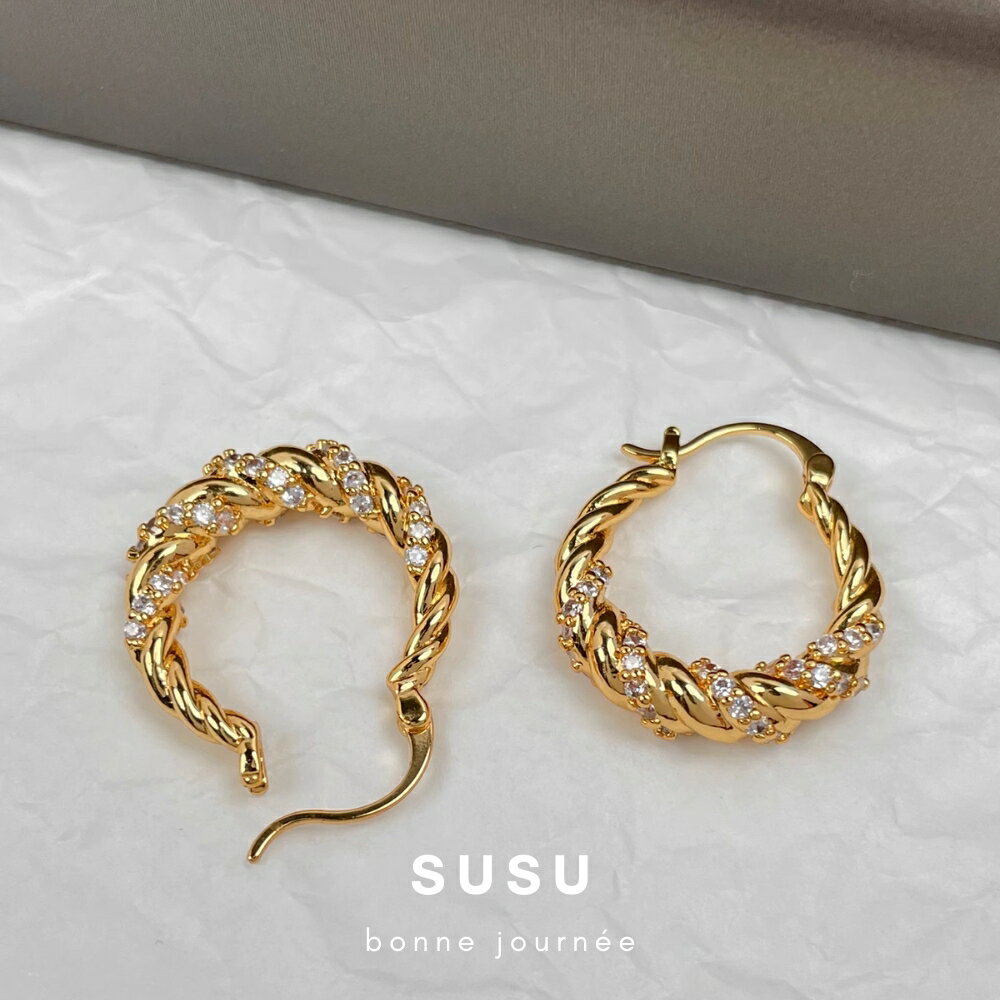 SU SU︱捲捲麻花耳環❤️事業 招財 人緣 工作 健康 紓壓 水晶 飾品 耳環 項鍊 手鍊 現貨 穿搭 百搭 時尚 4