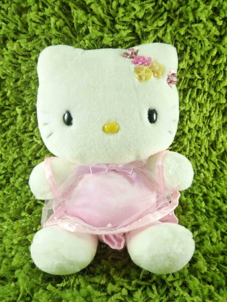 【震撼精品百貨】Hello Kitty 凱蒂貓~日本SANRIO三麗鷗 KITTY絨毛娃娃-粉頭花