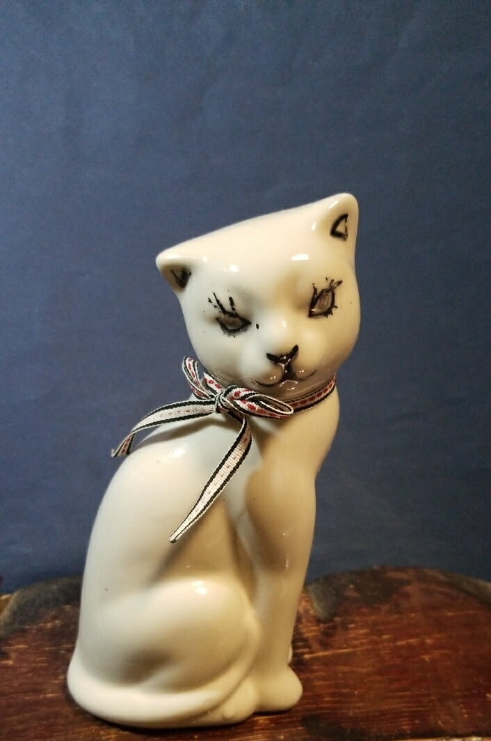 老陶瓷 孤傲的白貓