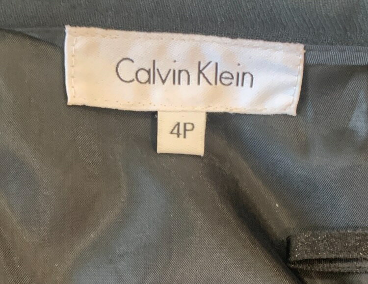特價Calvin Klein 上班族時尚短裙（八成新） 1