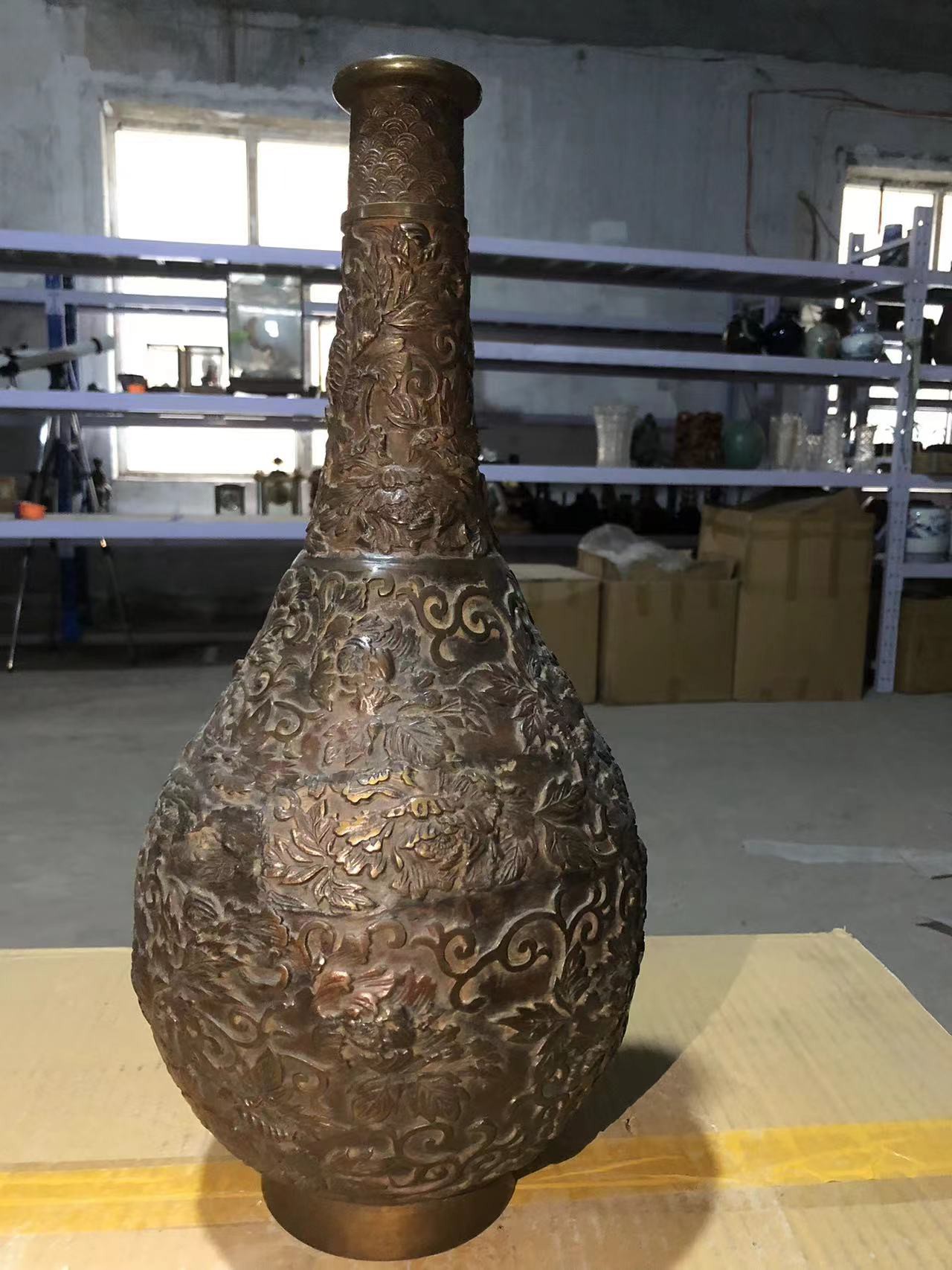 出明代宣德年的銅花瓶，顏色為暗金色，款式為古典龍紋。此商品采
