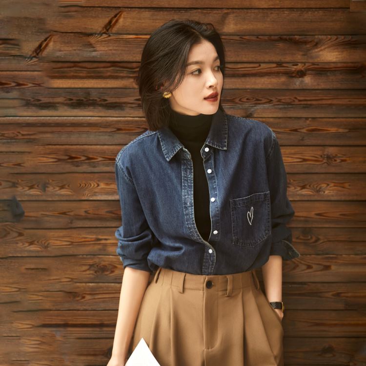 愛心刺繡長袖牛仔襯衫上衣女【110-22-82845-25】ibella 艾貝拉