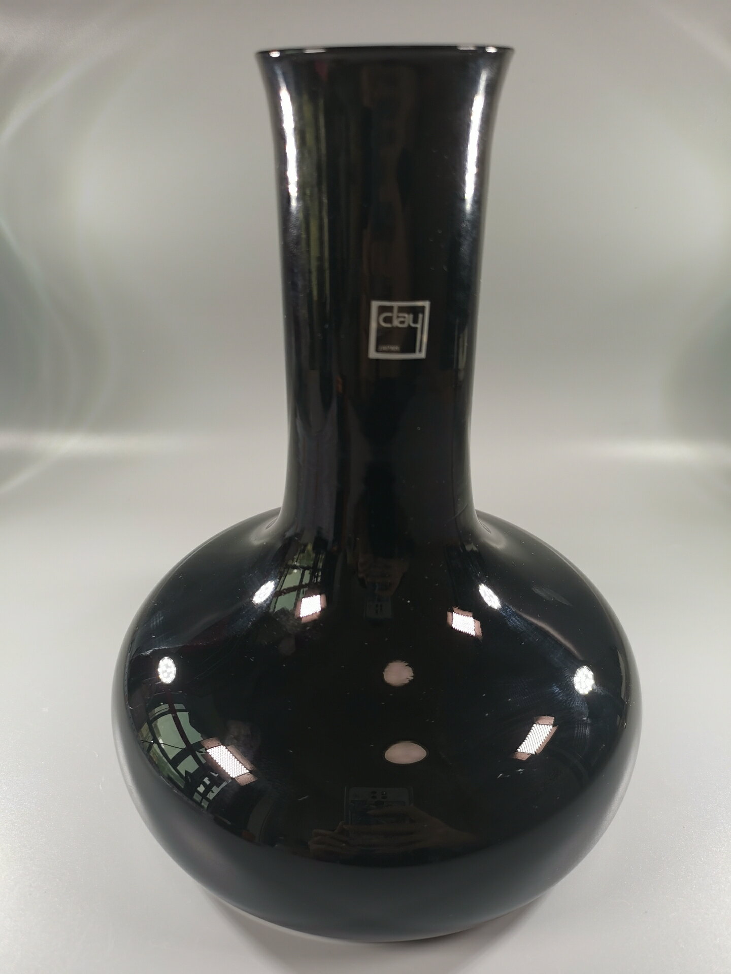 日本 clay品牌 黑色琉璃花瓶花器，底部扁圓顯得器型四平八