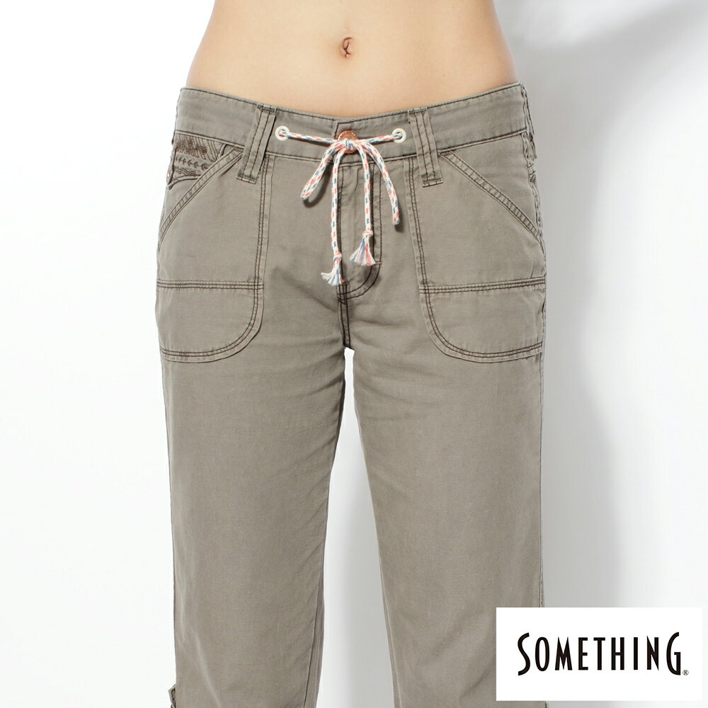 SOMETHING  女款 NATURAL EASY JEAN綁帶休閒褲 (灰褐色) 5
