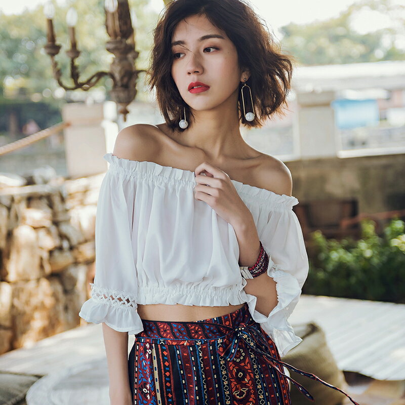 海邊度假一字肩上衣女夏新款高腰短款露臍白色t恤鎖骨雪紡衫