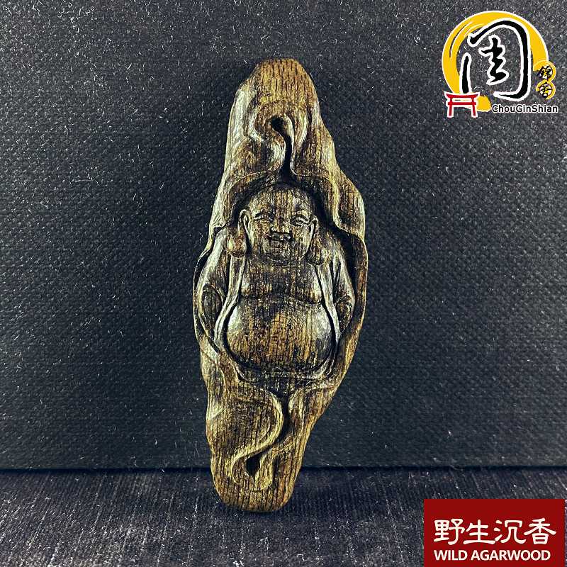 沉水~加里曼丹沉香雕件【周錦香】彌勒佛 約5.88g 黑油 厚格 蜜甜 細雕【入水即沉】加里萬丹 佛牌 吊飾 吊墜