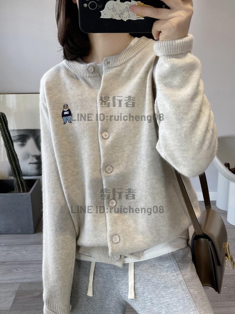 刺繡小熊針織開衫女春秋單排扣圓領長袖毛衣外套軟糯上衣【步行者戶外生活館】