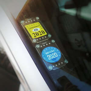 汽車年檢車標貼架RAYS內飾品保險支架裝飾前擋玻璃吸盤式靜電貼袋