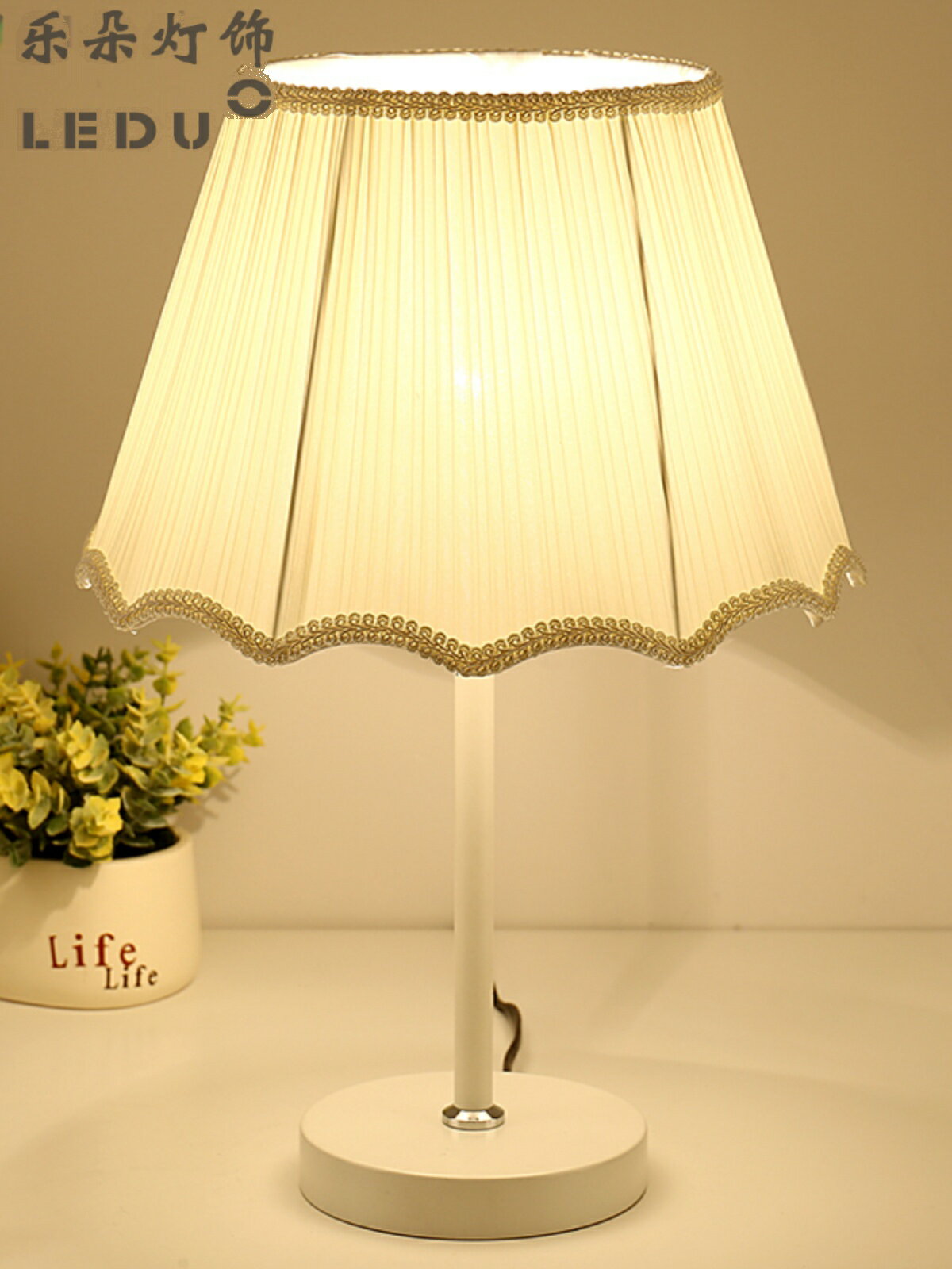 LED簡約現代創意北歐裝飾臺燈溫馨歐式臥室床頭燈可調光柜燈暖光