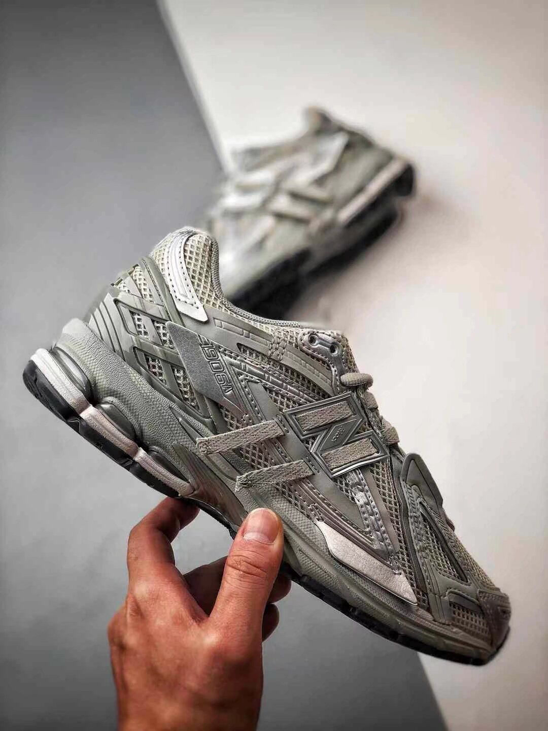 New Balance 1906R 系列 銀灰 復古老爹鞋 1