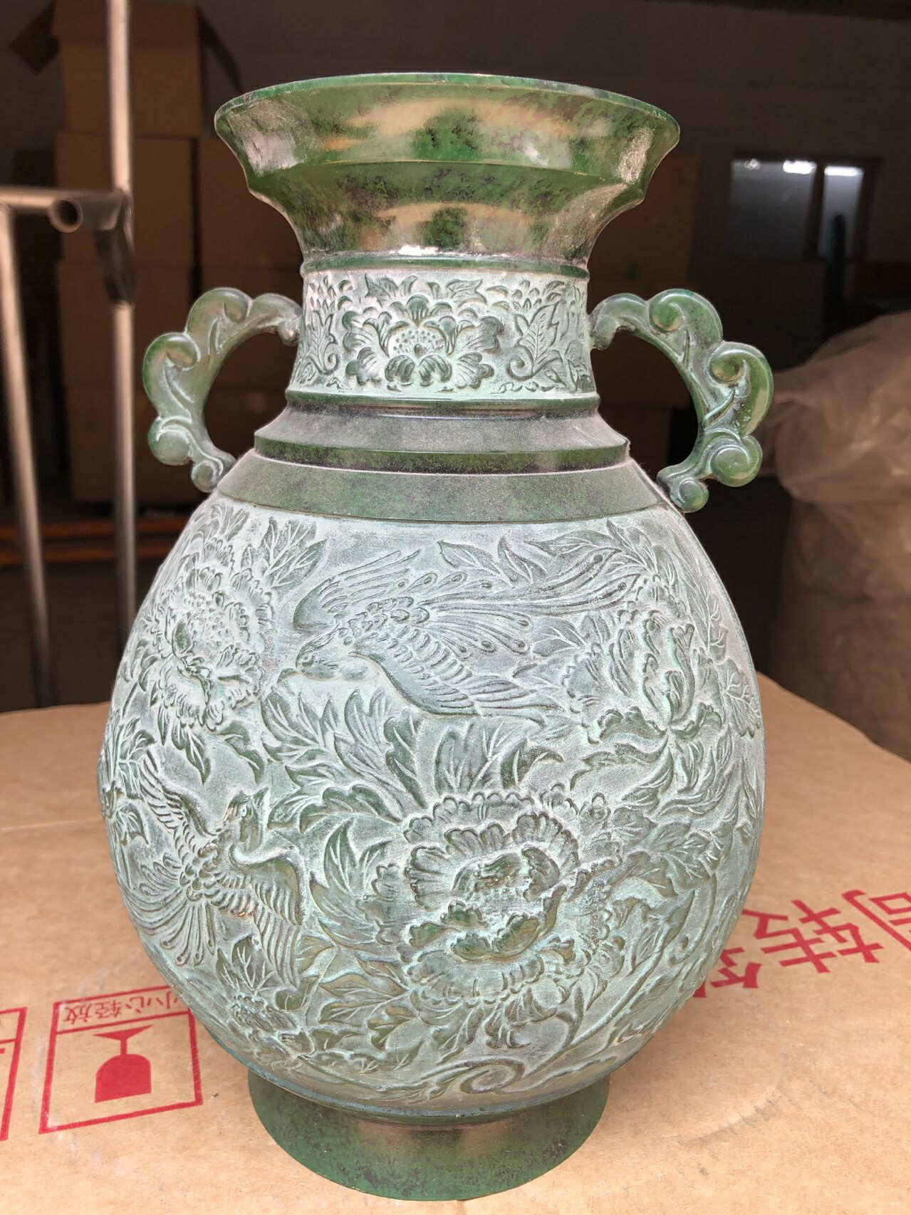日本迴流銅花器擺飾一個，瓶身滿工，重5公斤，底部有款全品。