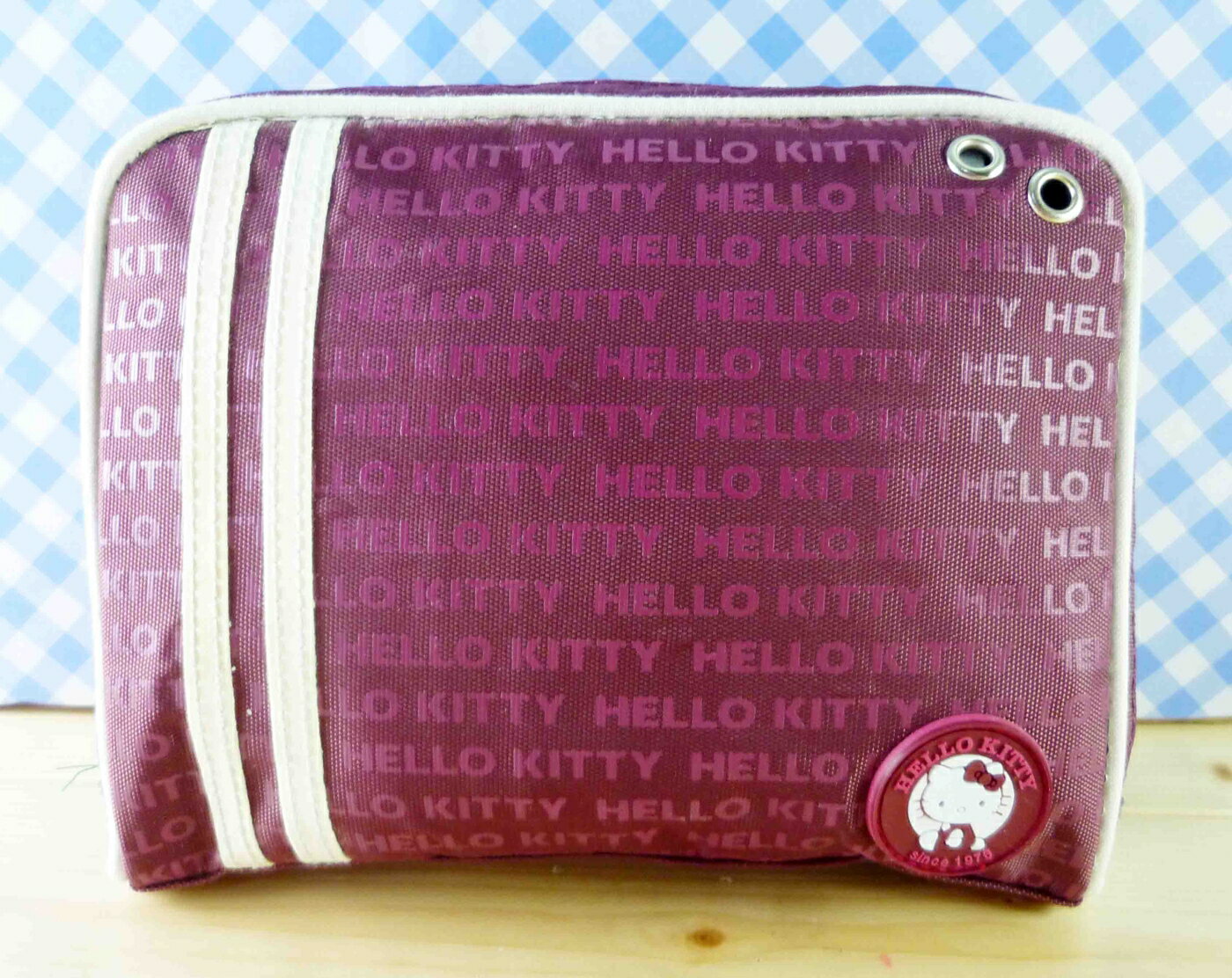 【震撼精品百貨】Hello Kitty 凱蒂貓 化妝包/筆袋-化妝包-英文白條(紫色) 震撼日式精品百貨