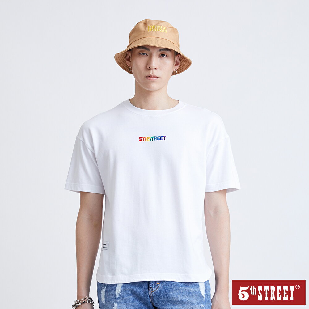 中性平權彩虹標籤短袖T恤-白色 (570836) 【5th STREET】【全館滿$3000贈環保餐具收納包】