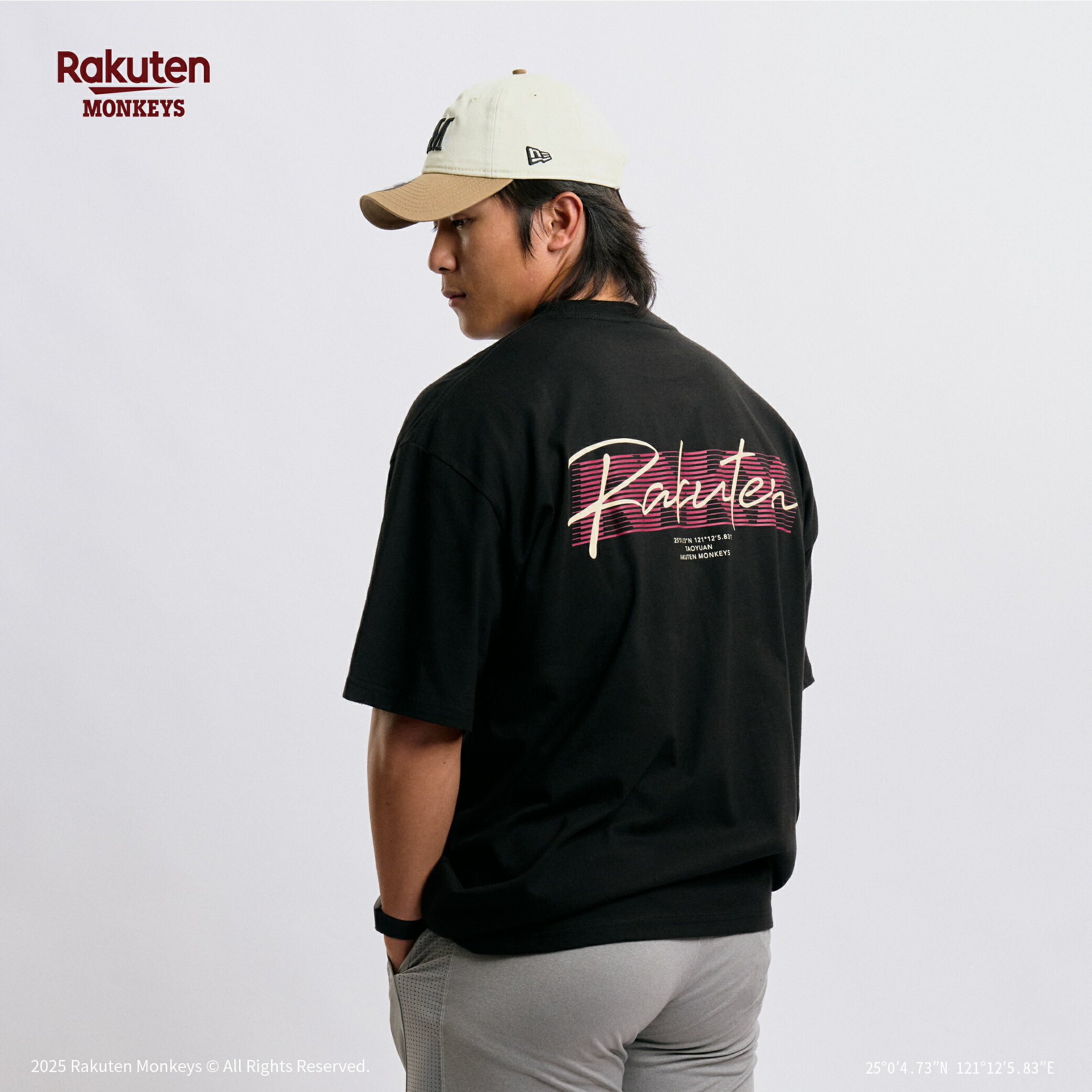 Rakuten 字母寬版短T-黑