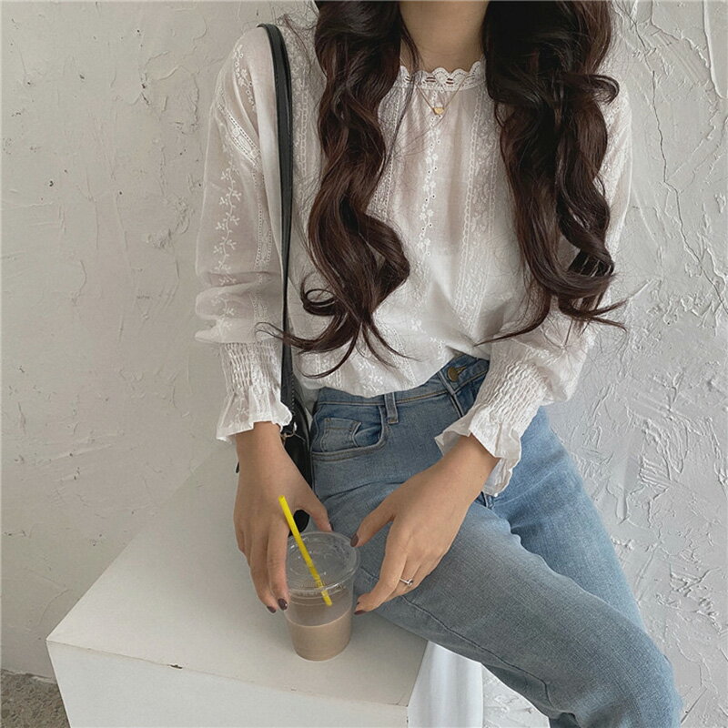 襯衫女設計感小眾潮ins早春甜美蕾絲勾花洋氣襯衣燈籠袖打底衫女1入