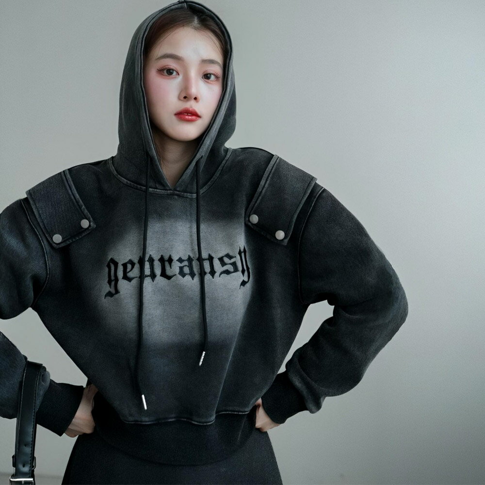 ★限時下殺$790★MIUSTAR連帽抽繩肩膀鉚釘釦水洗刷色刺繡英字上衣(共1色)1125預購【NR2456】