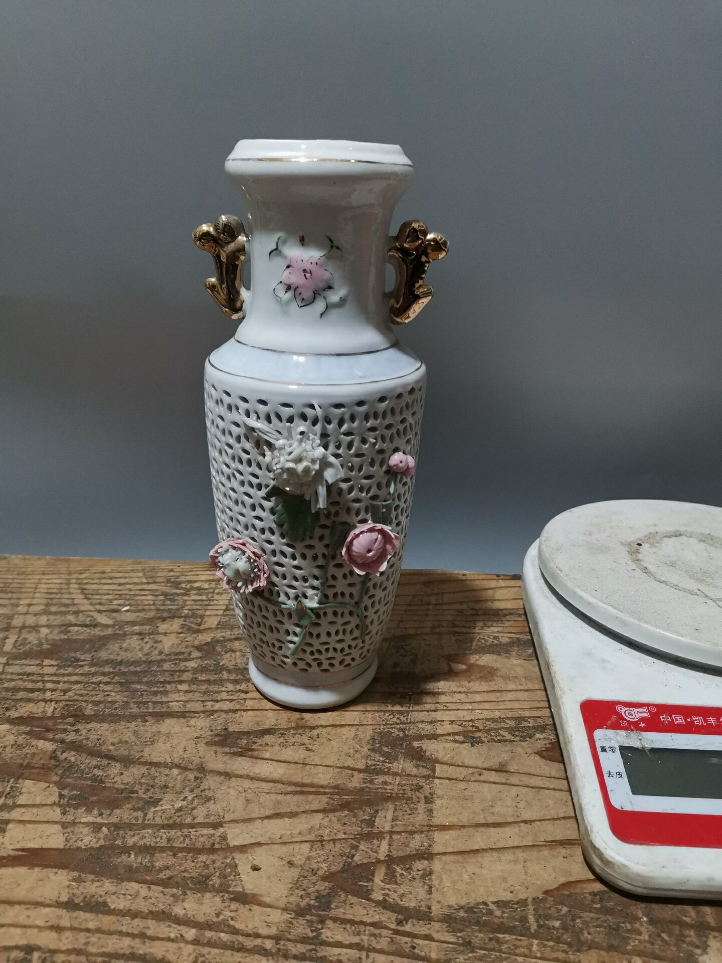日本回流瓷器創匯時期鏤空金錢孔花瓶擺飾置物。浮雕堆塑花有殘，