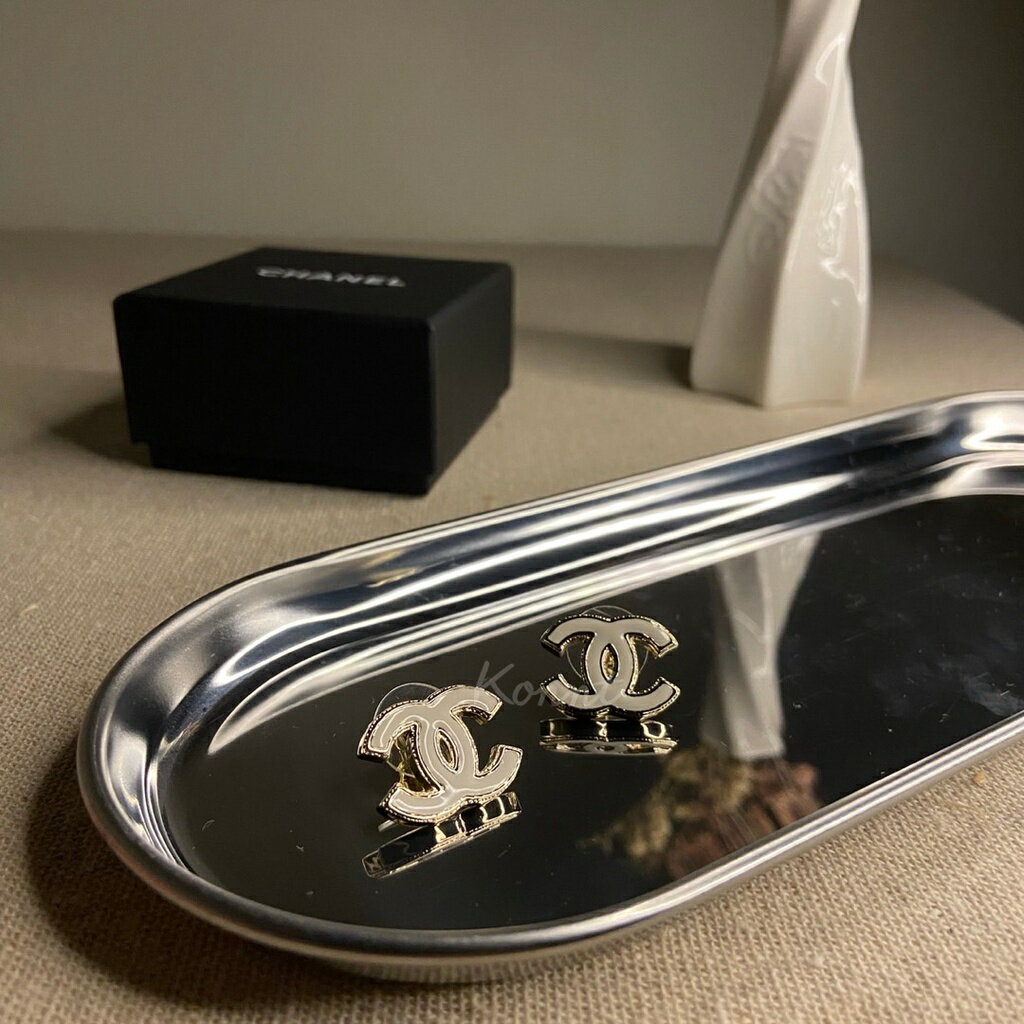 CHANEL 經典雙C白琺郎耳環 耳環
