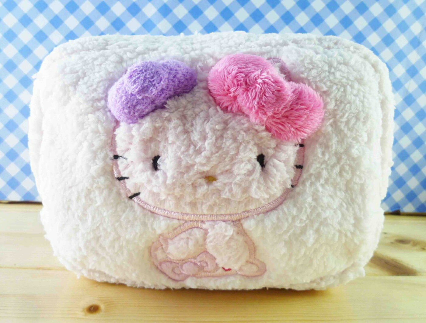 【震撼精品百貨】Hello Kitty 凱蒂貓 化妝包/筆袋-捲毛側坐(粉) 震撼日式精品百貨