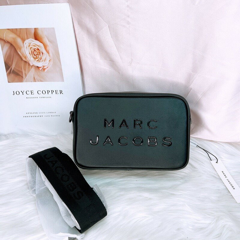 美國代購 臺灣現貨 Marc Jacobs 新款 字樣立體logo 相機包 斜揹包【送禮精選★APP下單點數4倍送】