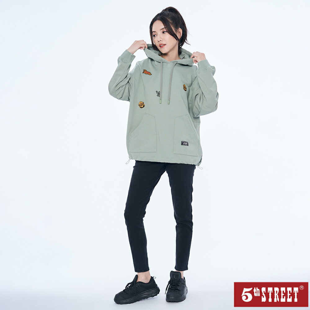 女裝 下擺貼袋黑熊繡花長袖帽T恤-綠色 (560931) 【5th STREET】【全館滿$3000贈環保餐具收納包】