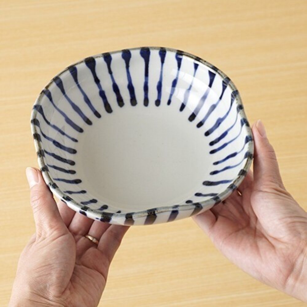 現貨 日本製波佐見燒不規則方形盤 手繪十草藍白線條 帶來獨特的視覺美感 呈現現代日式風格 日本進口 - 日本 日本代購 日本空運來台 代購 日本選物 熱銷商品 快速出貨 大盤 中盤 日本製 日式 餐盤 盤子 陶瓷 餐具 水果盤