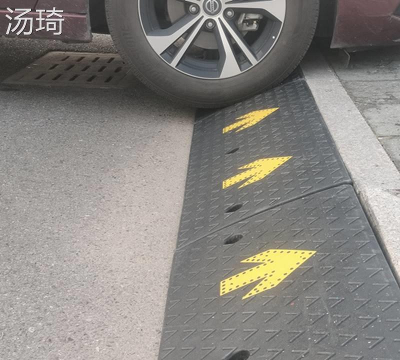 爬坡墊 減速帶 斜坡墊 台階墊斜坡墊馬路牙子橡膠家用汽車路沿坡板門檻爬坡三角墊減速帶『XY39400』 0