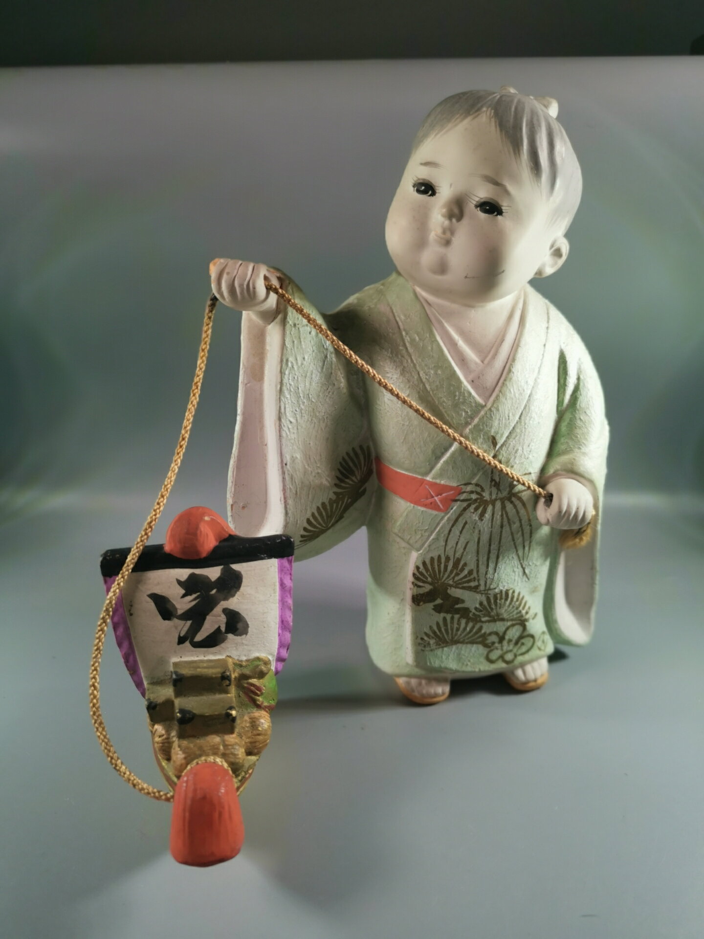 日本 娃娃牽船擺飾，胖胖的臉很可愛，身著和服，表情自然，年代