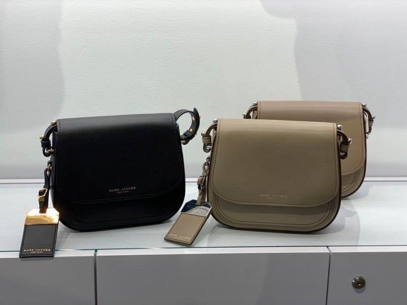 美國MJ全新正品MARC JACOBS 經典黑色、棕拚色-吊牌(大號全真皮)馬鞍包 大豬包 斜背包.-【適上班族 時尚百搭 氣質高雅 無論上班 出遊休閒均很實搭款~可放長夾 內空間容量大,造型時尚簡約有型.】&~(保證美國100% MJ正品專櫃店購入).*vivi shop* 3