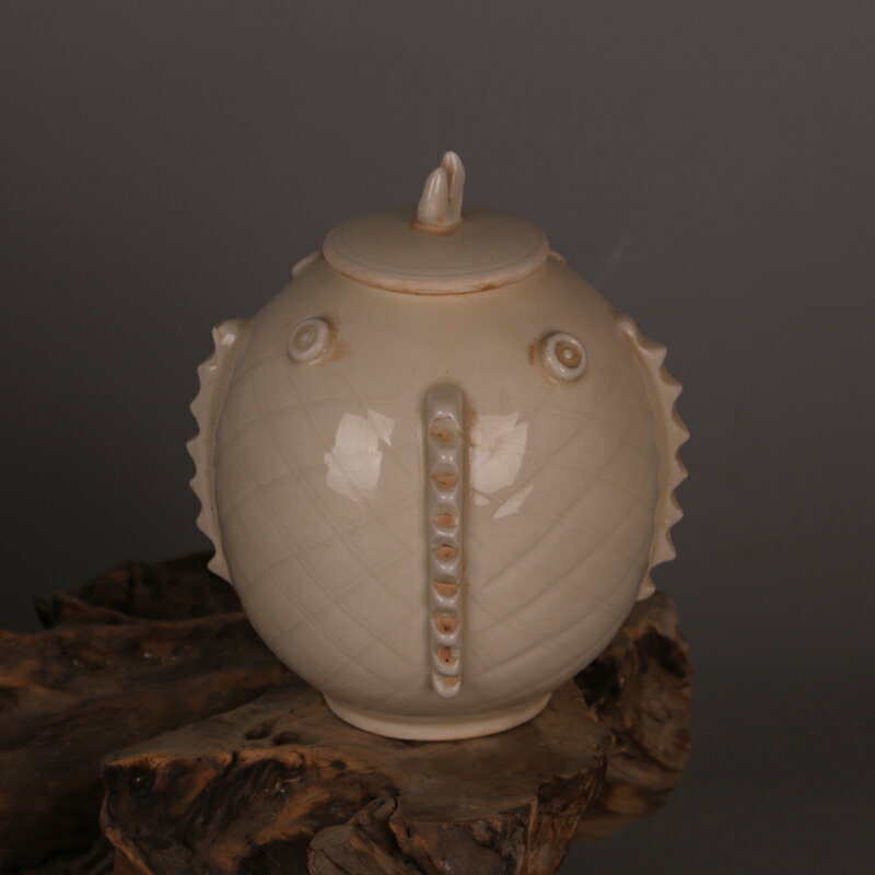 宋代　定窯　盤竜白磁瓶 定窑印花云龙纹盘- 故宫博物院