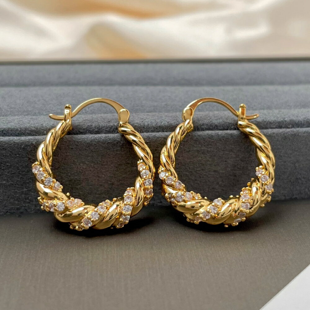 SU SU︱捲捲麻花耳環❤️事業 招財 人緣 工作 健康 紓壓 水晶 飾品 耳環 項鍊 手鍊 現貨 穿搭 百搭 時尚 2