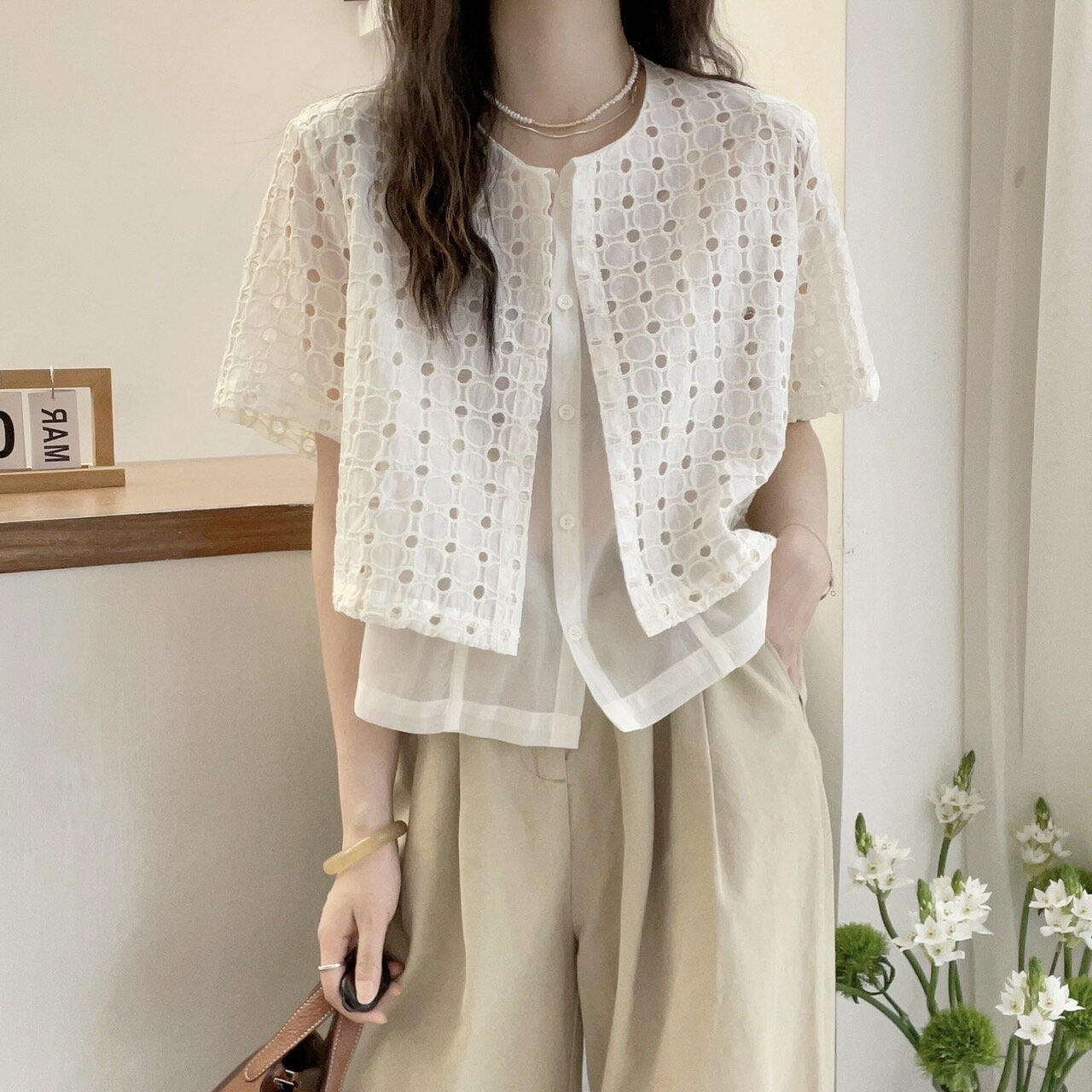 現貨~ 鈎花鏤空假兩件襯衫  規格:  2XL  清新復古的鏤空刺繡襯衫 展現溫柔與知性兼具的氣質😽