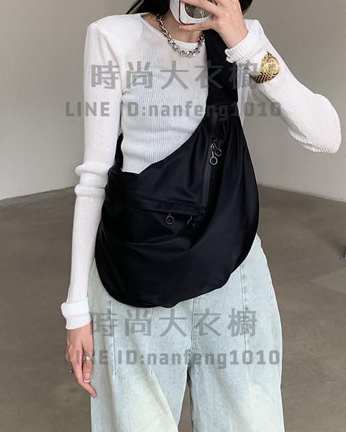 日系潮流寬肩帶餃子包斜背包男牛津布單肩大容量帆布包女黑色大包【時尚大衣櫥】
