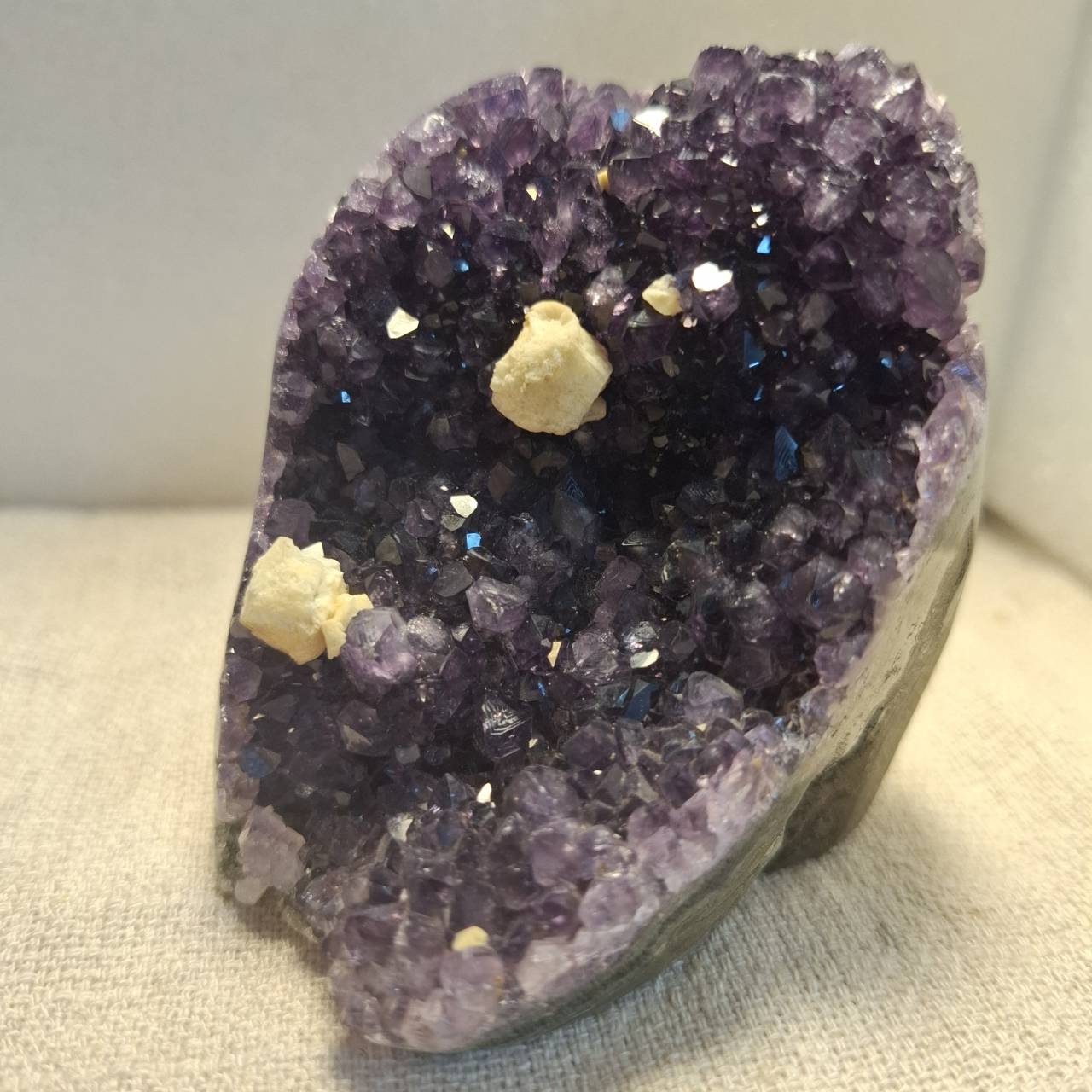 迷你水晶洞 -異象滿上帝指紋中紫牙亮閃帶方解石