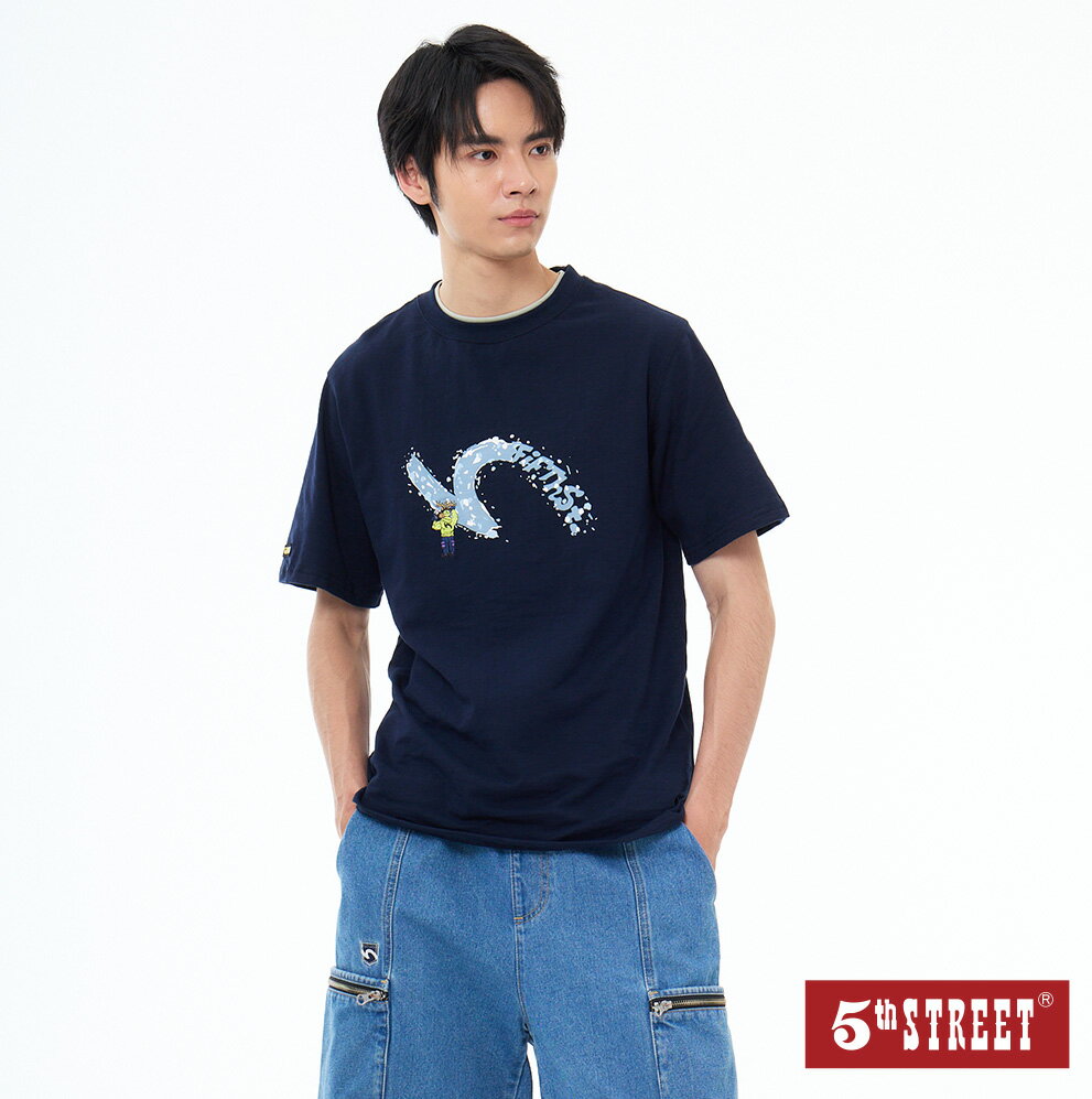 男裝 短T 彩繪雪山 印花 LOGO 短袖T恤 TEE 上衣 丈青 (571074) 【5th STREET】【全館滿$3000贈環保餐具收納袋】 ★夏季新系列 父親節送禮