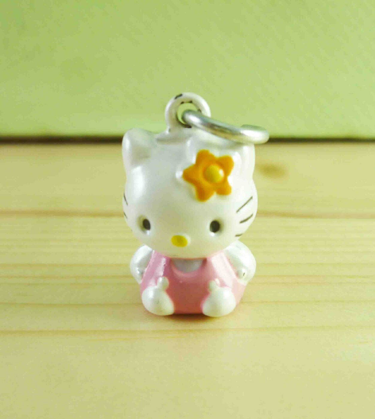 【震撼精品百貨】Hello Kitty 凱蒂貓 KITTY飾品吊飾-粉坐 震撼日式精品百貨