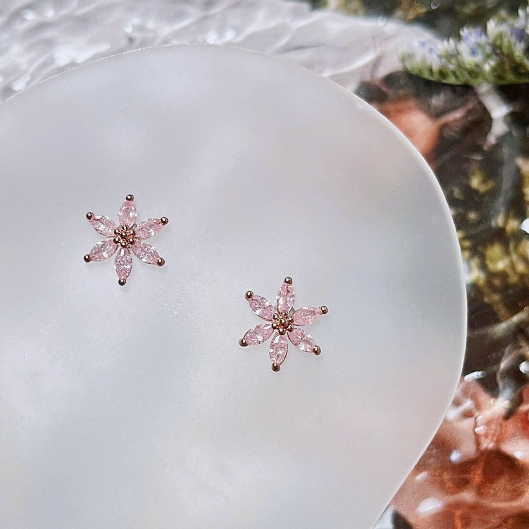 Reyna淡粉小花銀針耳環