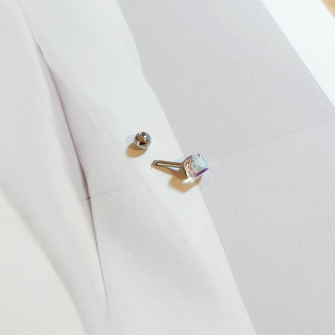 現貨專區｜方形彩光醫療鋼單支耳環(BPE46)｜送禮精選店家★Reyna jewelry 女王飾品